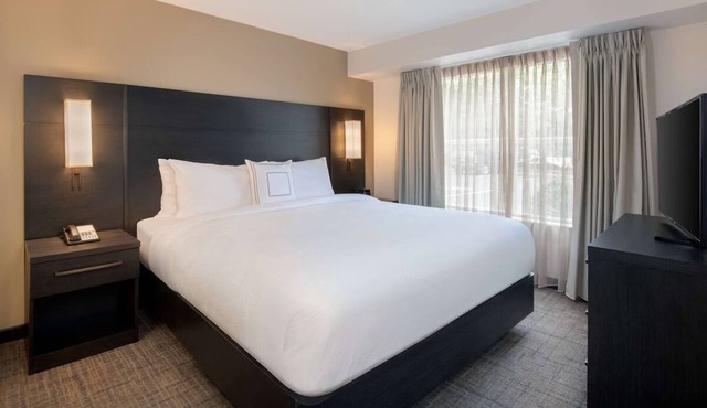 Pet Friendly Hotel! 3 Spacious 2BR Suites with Private Kitchens, Free Breakfast!