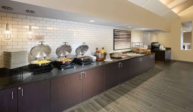 Pet-friendly Hotel Near Cotton Bowl Stadium! FREE Parking, Pool, Tennis Court!