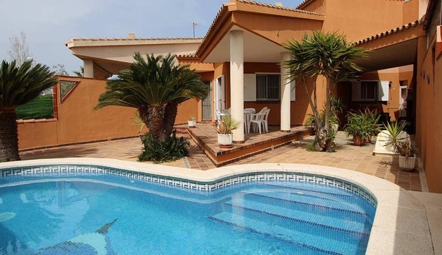 Pet-Friendly House with Private Pool Near the Beach, Free WiFi, Optional A/C, Dog-Friendly Beach