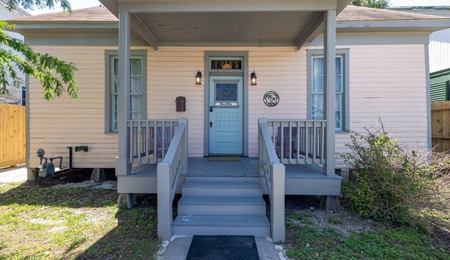 Pet friendly, huge shaded backyard, 3 blocks from the beach