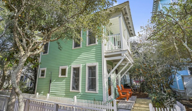 Pet Friendly In Seaside - 3 Houses to Beach, Guest Cottage + 2 Adult Bikes!
