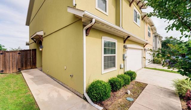 Pet-Friendly Irving Townhome w/Patio + Grill!