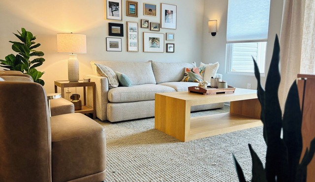 Pet friendly! King bed, smart TVs, mins to beaches from this brand new townhome