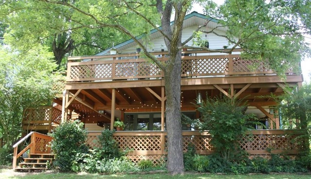Pet friendly! Kayaks & fishing. Cozy countryside property outside of Nashville.