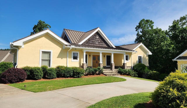 Pet-Friendly Keowee lakefront luxury home w/dock, 5BR, kayaks, stone fire pit