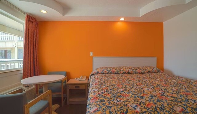 Pet Friendly King Room Near Beach Attractions & Aquarium