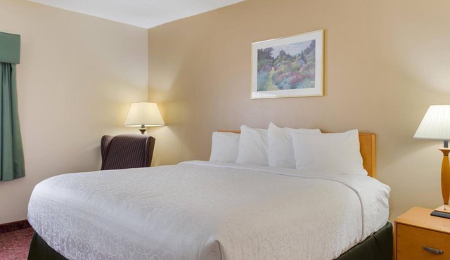 Pet Friendly King Bed Room w/Free Parking, Breakfast & Pool | Off Highway 116