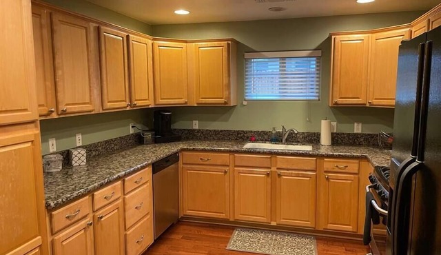 Pet Friendly, King bed 4 Rooms Sleeps 10
