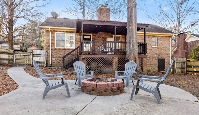 Pet-Friendly, King Bed, Fenced Backyard - Perfect for Families or Work Groups