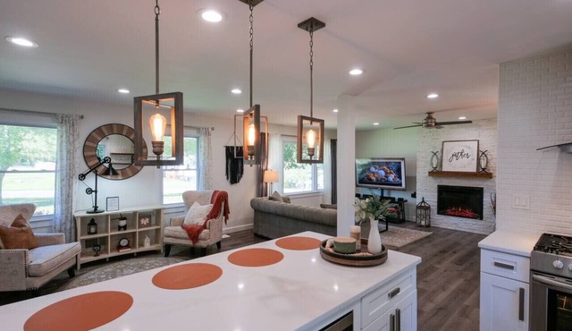 Pet-Friendly King Bed 1mi to Downtown Woodstock