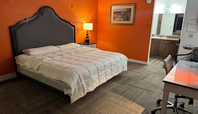 Pet Friendly King Stay | Near Gesa Power House Theatre | Free On-Site Parking!