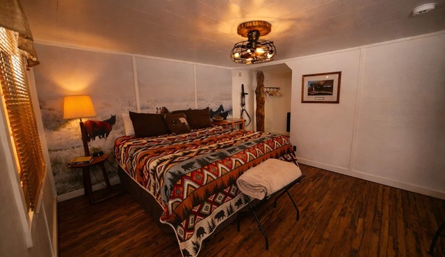 Pet Friendly King Suite w/Riverfront Access, Hot tub, Parking & Mountain Views