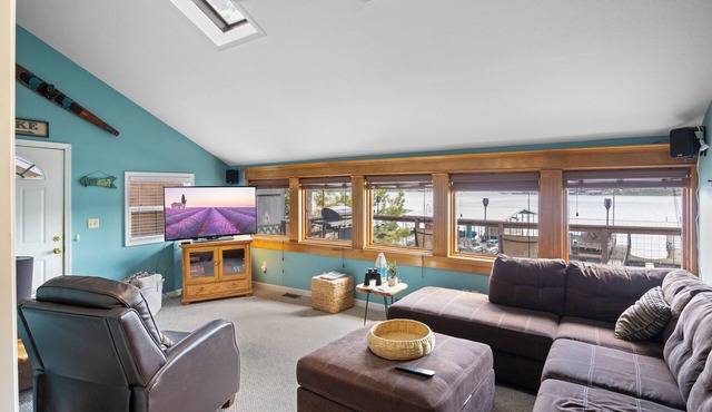 Pet-Friendly Lakefront Home in a Quiet Cove w/Netflix, Outdoor Seating, Boat Slip