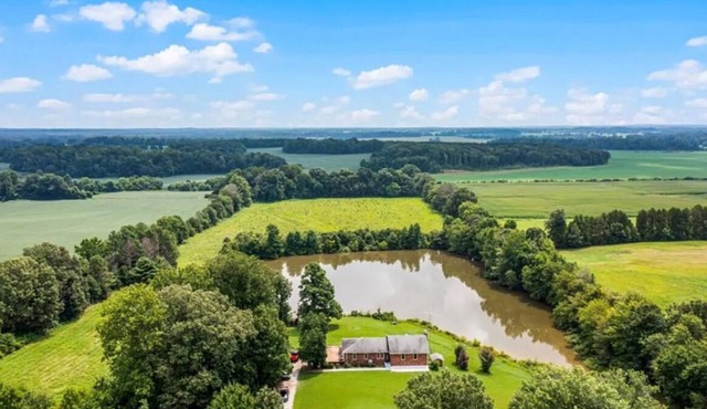 Pet Friendly Lake House with King Master Suite
