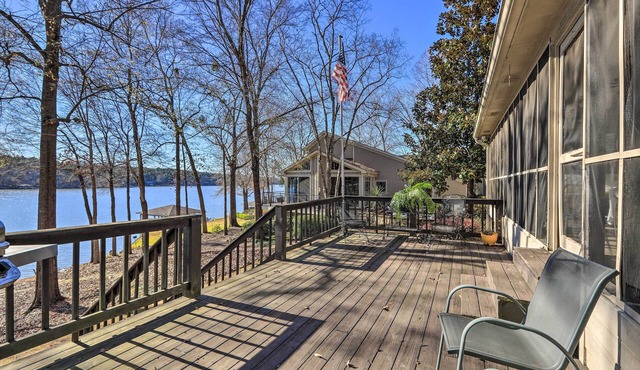 Pet-Friendly Lake Sinclair Home w/Boat Dock!