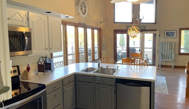 Pet-Friendly Lakeside Cottage with Panoramic Views & Hottub!