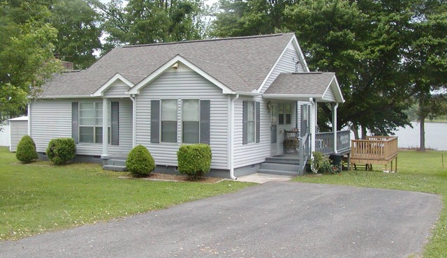 Pet Friendly! Lakefront Cottage