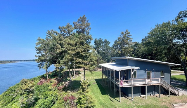 Pet friendly lakefront home with boat ramp~ The Overlook at Bachelor Bend