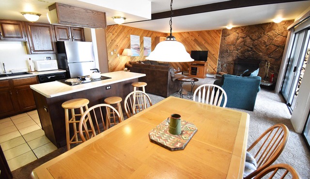 Pet Friendly-Lakefront, Amazing Views. Available for 30 Days or More Only