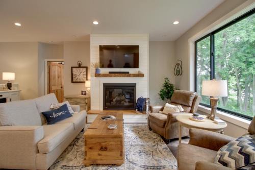 Pet Friendly Lakefront Home Dock, Kayaks and More!