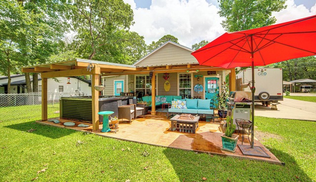 Pet-Friendly Lakefront Getaway w/Hot Tub!