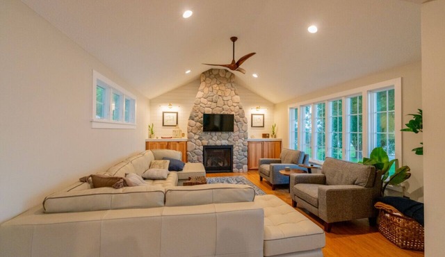 Pet-Friendly Lakefront Cottage with kayaks