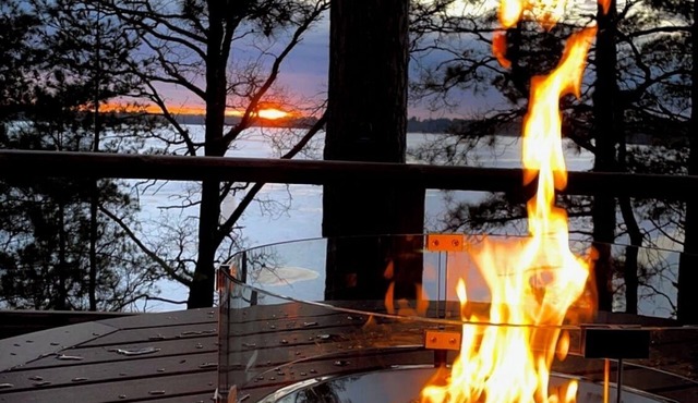 Pet-Friendly Lakehouse w/Private Bunkhouse, Fire Pit & Games.