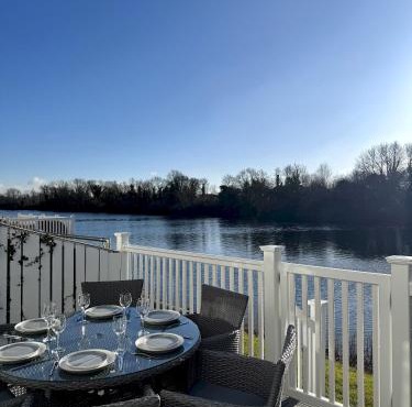 Pet-Friendly Lakeside Retreat Cotswold Water Park