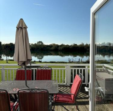 Pet-Friendly Lakeside Lodge – Cotswold Water Park
