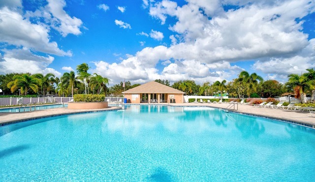 Pet-Friendly Lakeside Stay! Heated Pool, BBQ, Tennis, Outdoor Dining, Near Bradenton and Beaches