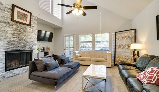 Pet-Friendly Lakeway Condo < 1 Mi to Water!