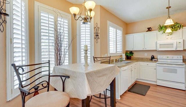 Pet-Friendly Land O’ Lakes Home w/Private Yard!