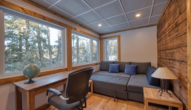 Pet Friendly Large Family Getaway - 30 Minutes from Ski Hills