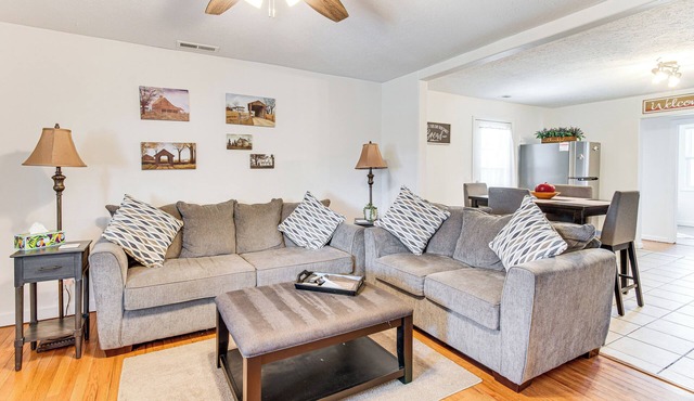 Pet-Friendly Large Fenced Yard: 'Cozy in Casey'