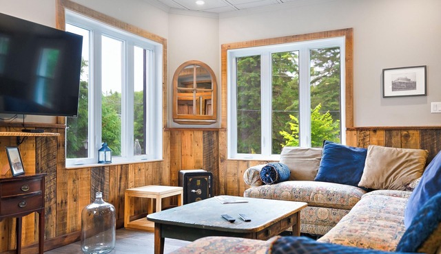 Pet Friendly Large Group Chalet w Private Beach|10p Hot Tub|Kayaks|