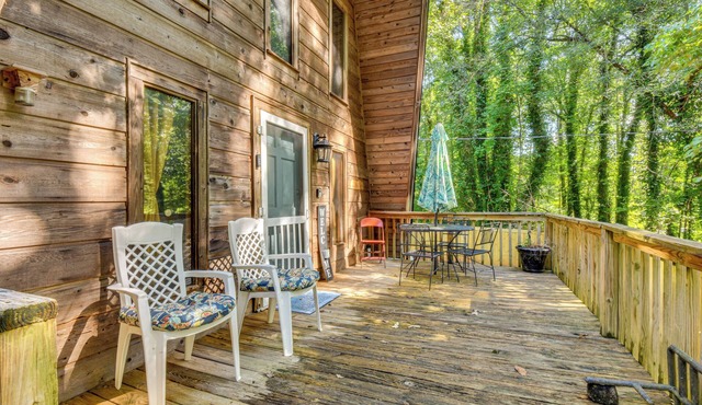 Pet-Friendly Lavonia Cabin, Walk to Lake Hartwell!