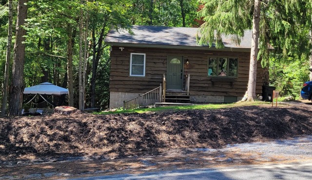 PET FRIENDLY -LOCATED BETWEEN LAKE PLACID AND SARANAC LAKE WITH PONTOON RENTALS