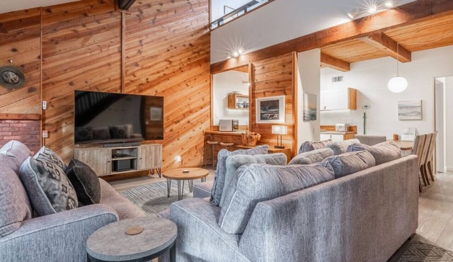 Pet Friendly! Location, Luxury, Comfort