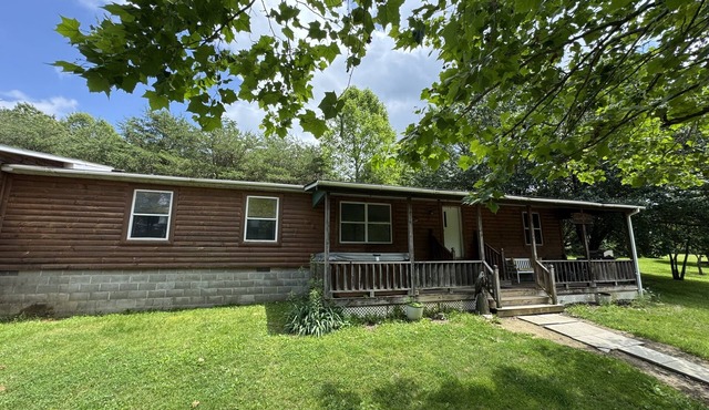 Pet Friendly Log Cabin with hot tub on 7 acres near Hocking Hills Old Mans Cave