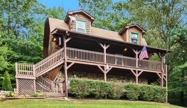 Pet-Friendly Log Cabin with Hot Tub & Biltmore Pass | 35 Min to Asheville