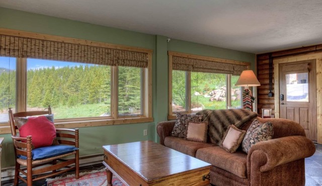 Pet friendly log cabin close to Big Sky Resort w/amazing views of Lone Peak - Washaki Cabin