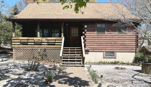 Pet Friendly, Log cabin near the Bay