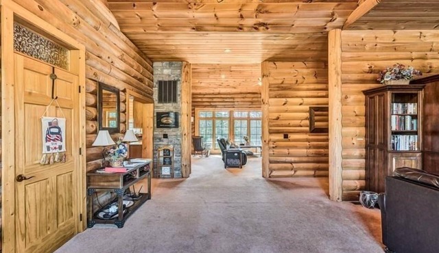 PET FRIENDLY! Log Cabin With Abundant Privacy! 10% DISCOUNT AVAILABLE TO VETERANS & MILITARY RETIRE