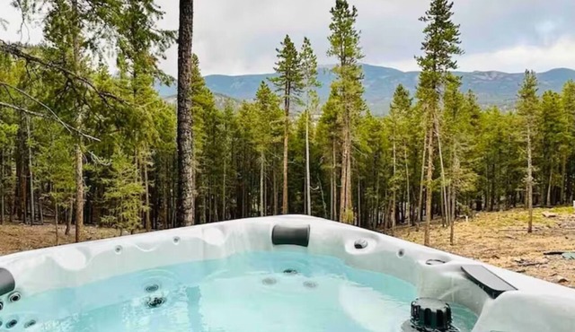 PET-FRIENDLY LUXE Mtn Retreat, Hot tub, Firepit w/EPIC views, Red Rock, Rafting