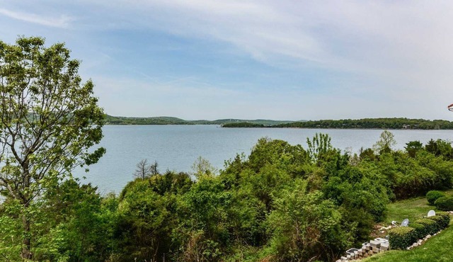 Pet-Friendly Luxury Condo on the Lake! - Full Kitchen, Whirlpool Tub, Pool - C4