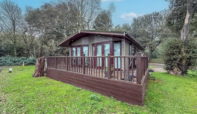 Pet friendly, luxury lodge with decking in Suffolk near the beach ref 32108A
