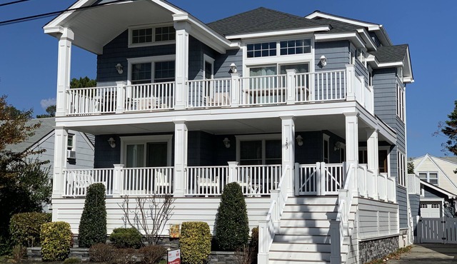 Pet Friendly Luxury Home! Near Beach, Dining, Shops, and Entertainment!