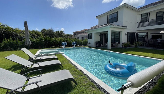 Pet friendly luxury home, huge pool and spa in a gated community!