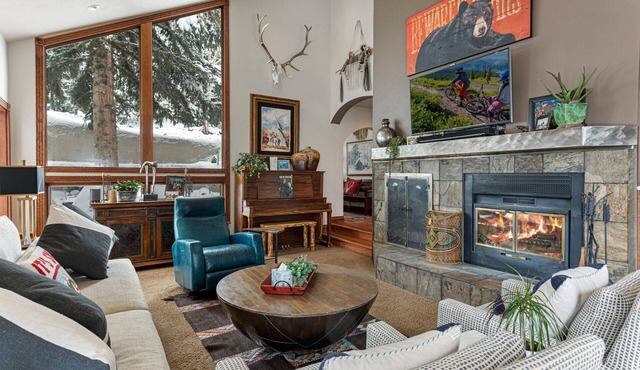 Pet Friendly Luxury Home with Private Hot Tub + Woodburning Fireplace