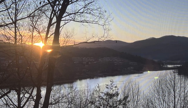 Pet friendly luxury lake view cottage fun themed Charming Beaver, New hot tub